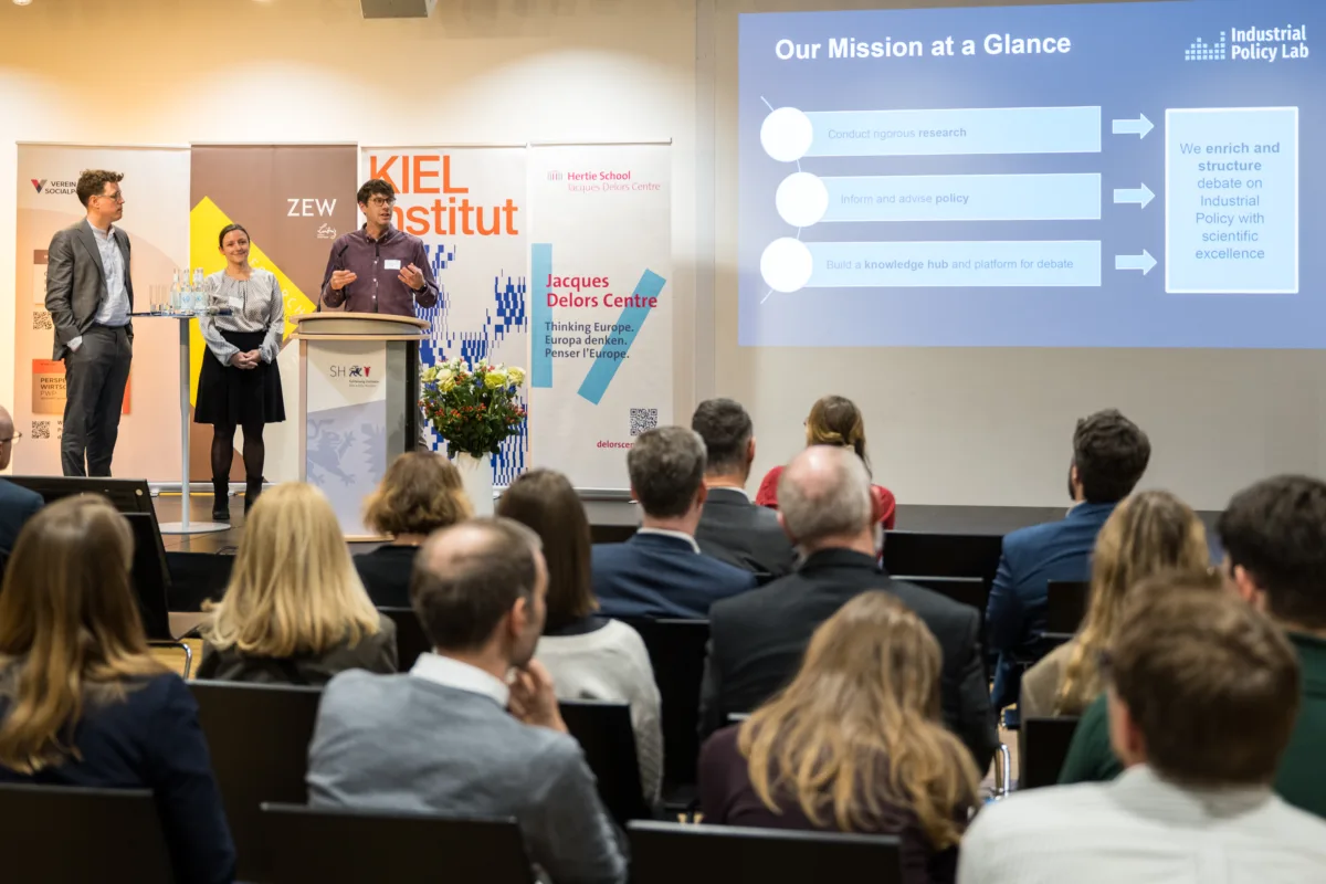 Podium auf der 1. Industrial Policy Lab 2025 Jahreskonferenz
